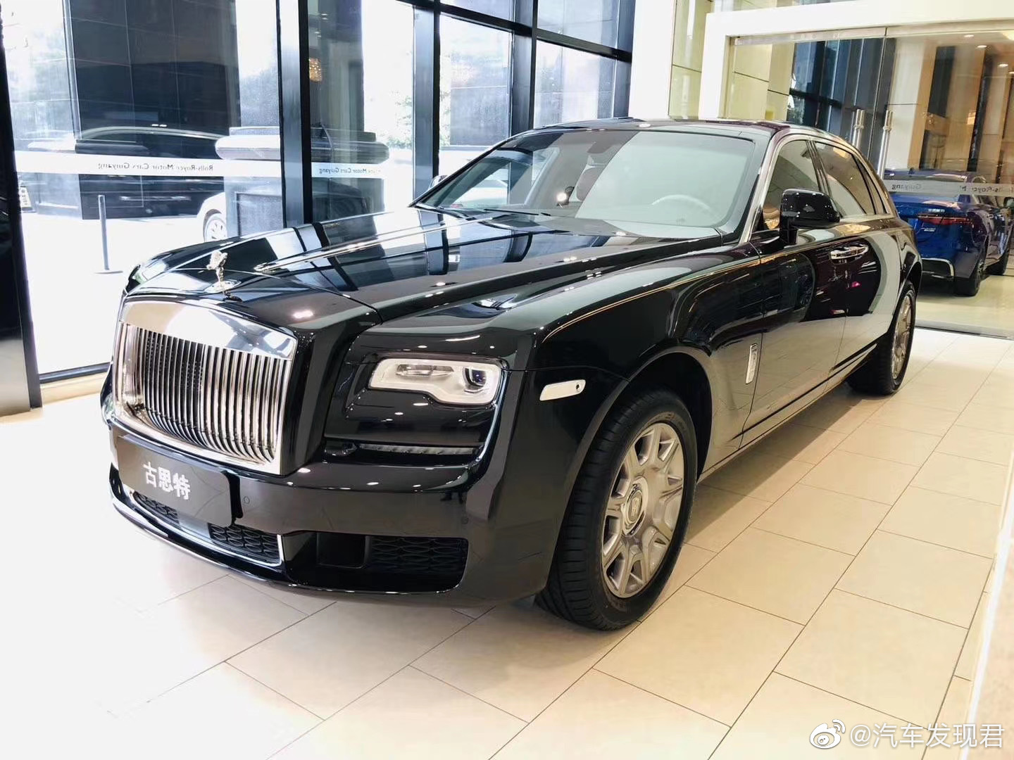 古思特加长,硕大的中网使车头看起来很有气势