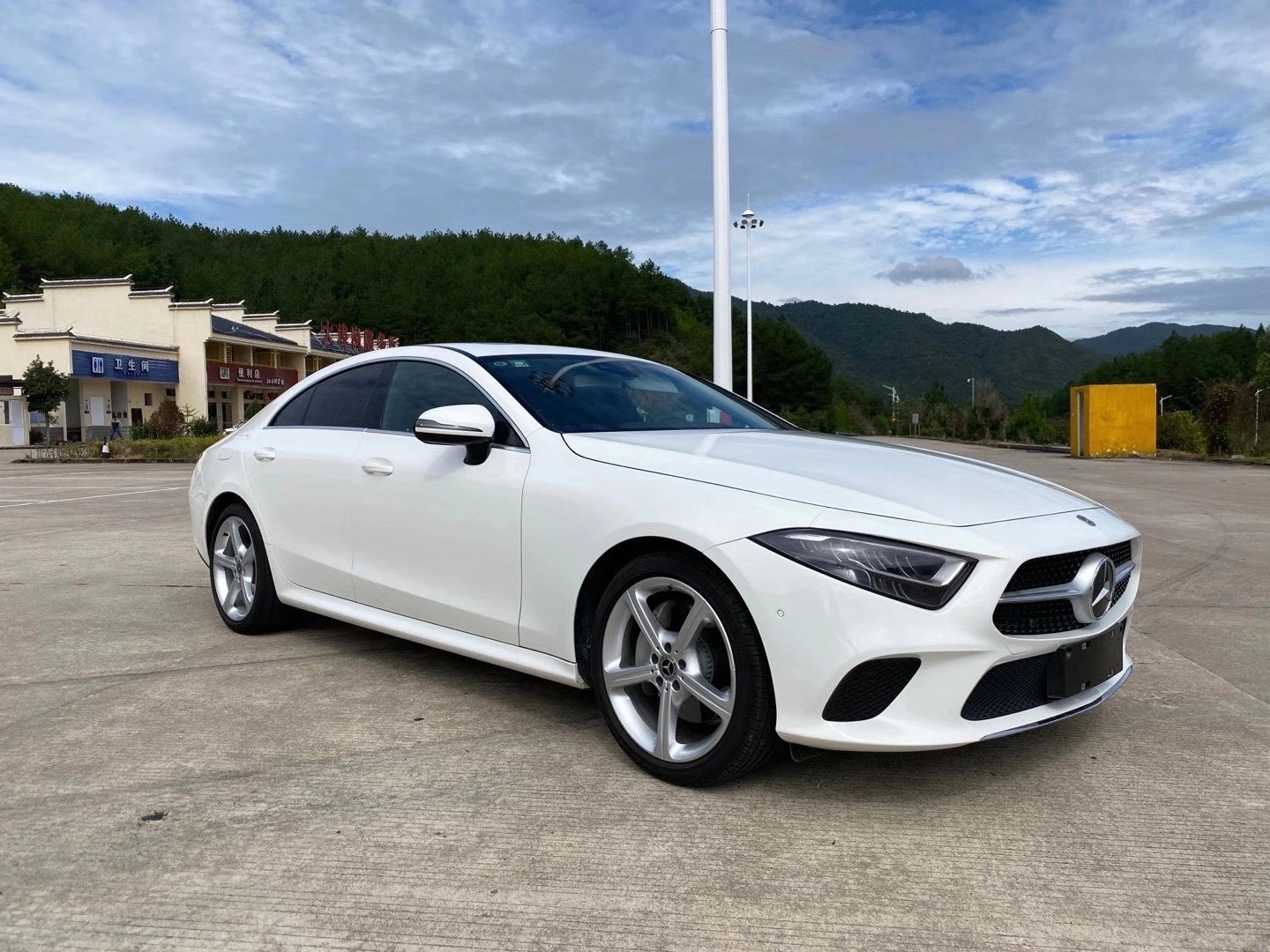 自从奔驰新S级,新E级出来以后,现在看这款CLS级越看越漂亮