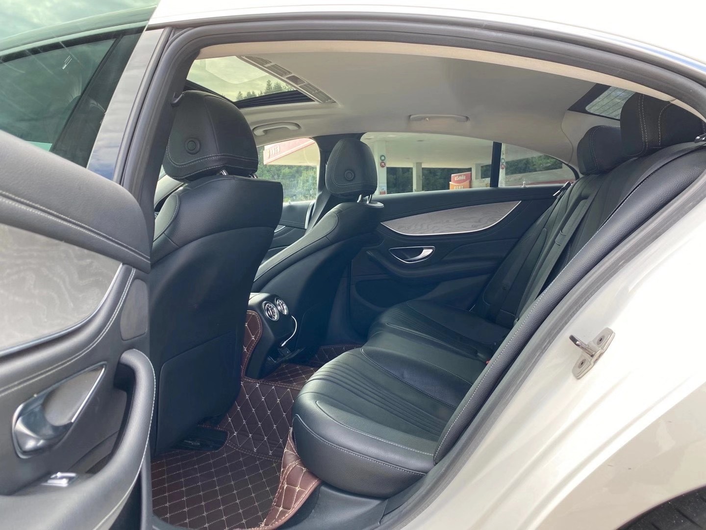 自从奔驰新S级,新E级出来以后,现在看这款CLS级越看越漂亮