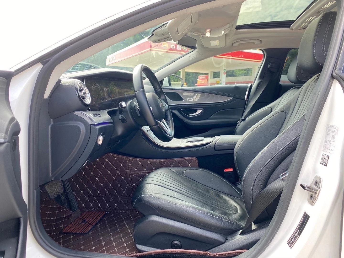 自从奔驰新S级,新E级出来以后,现在看这款CLS级越看越漂亮