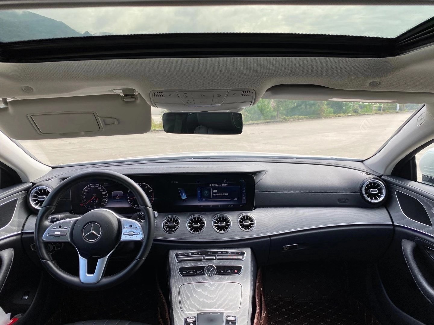 自从奔驰新S级,新E级出来以后,现在看这款CLS级越看越漂亮