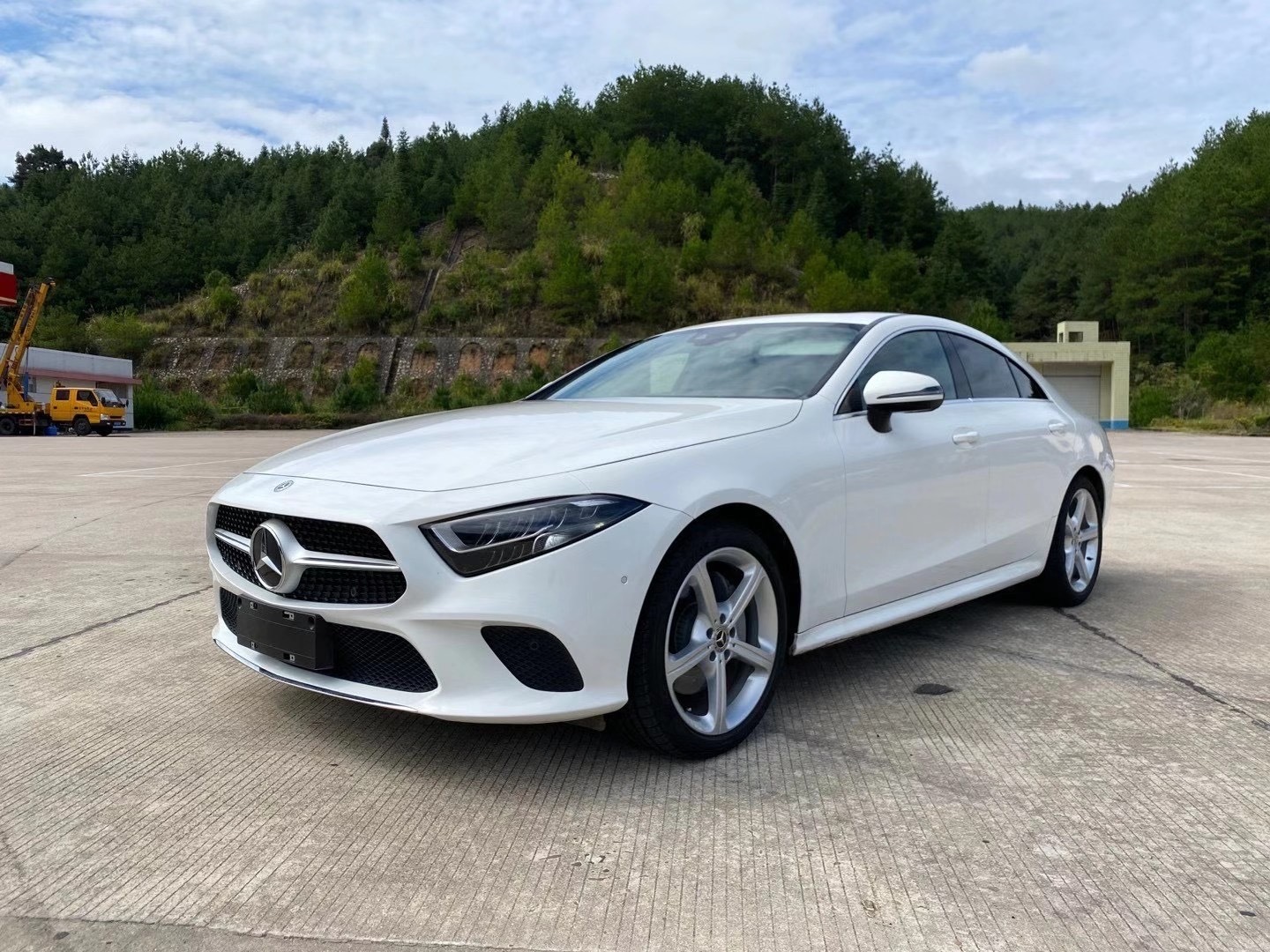 自从奔驰新S级,新E级出来以后,现在看这款CLS级越看越漂亮