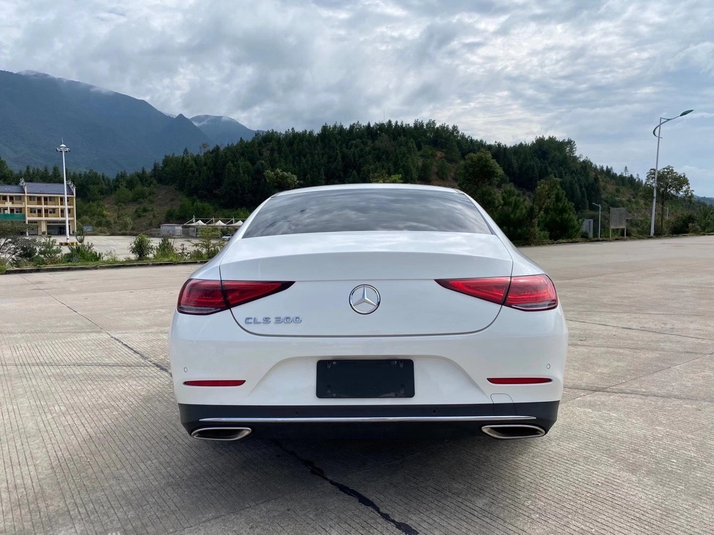 自从奔驰新S级,新E级出来以后,现在看这款CLS级越看越漂亮