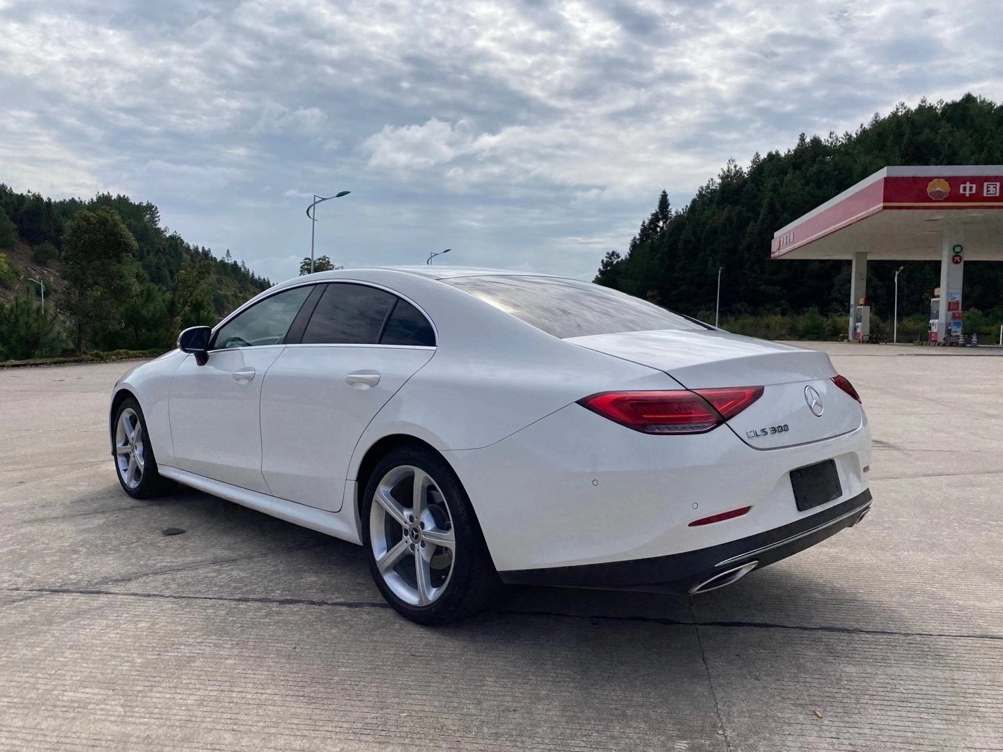 自从奔驰新S级,新E级出来以后,现在看这款CLS级越看越漂亮