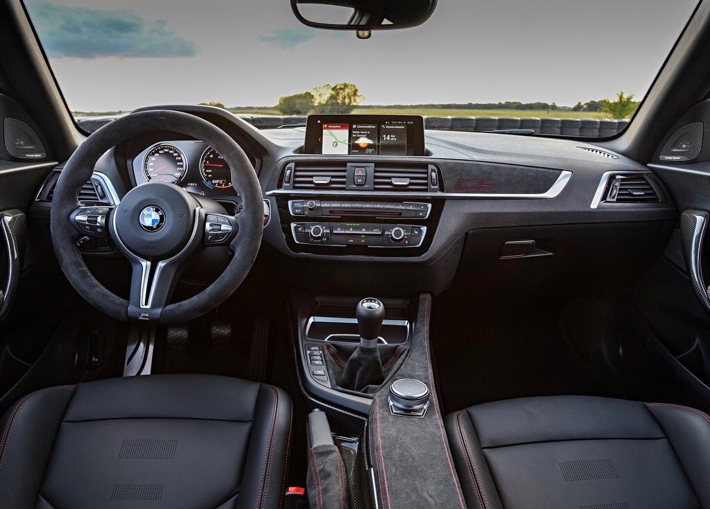 BMW M2 CS，450马力 550牛米，零百4秒，这套片子拍得忒漂亮了。