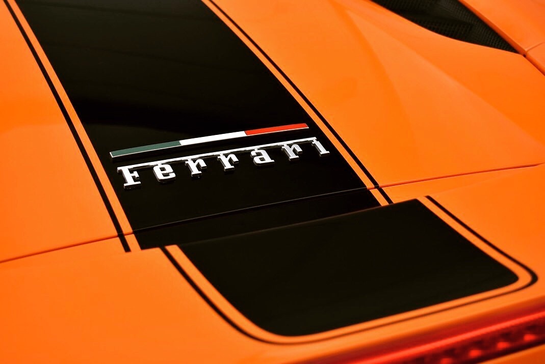 迷上了ta,努力 Ferrari 488 Spider