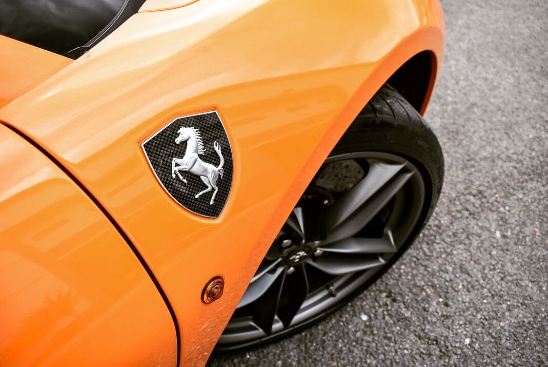 迷上了ta,努力 Ferrari 488 Spider