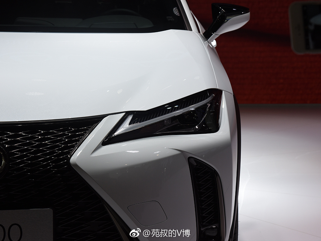 雷克萨斯UX，紧凑型SUV，未来要面对宝马X1奥迪Q3等车型