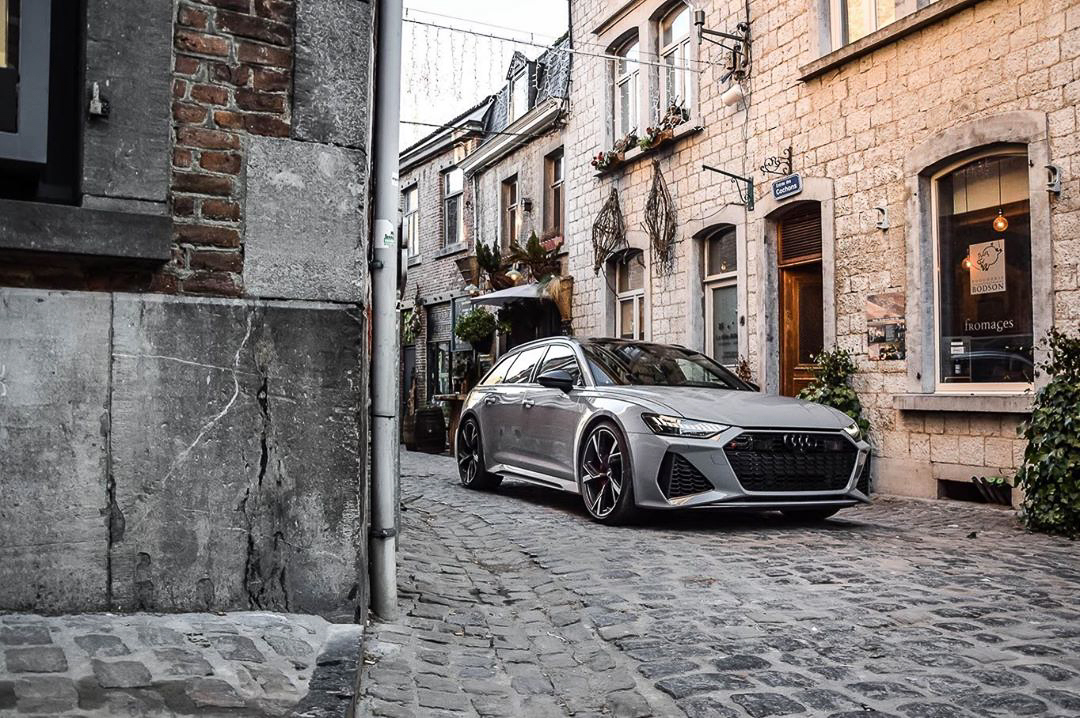 待到阳光满城,想和TA漫步在小径 出镜:奥迪RS6 Avant(C8)