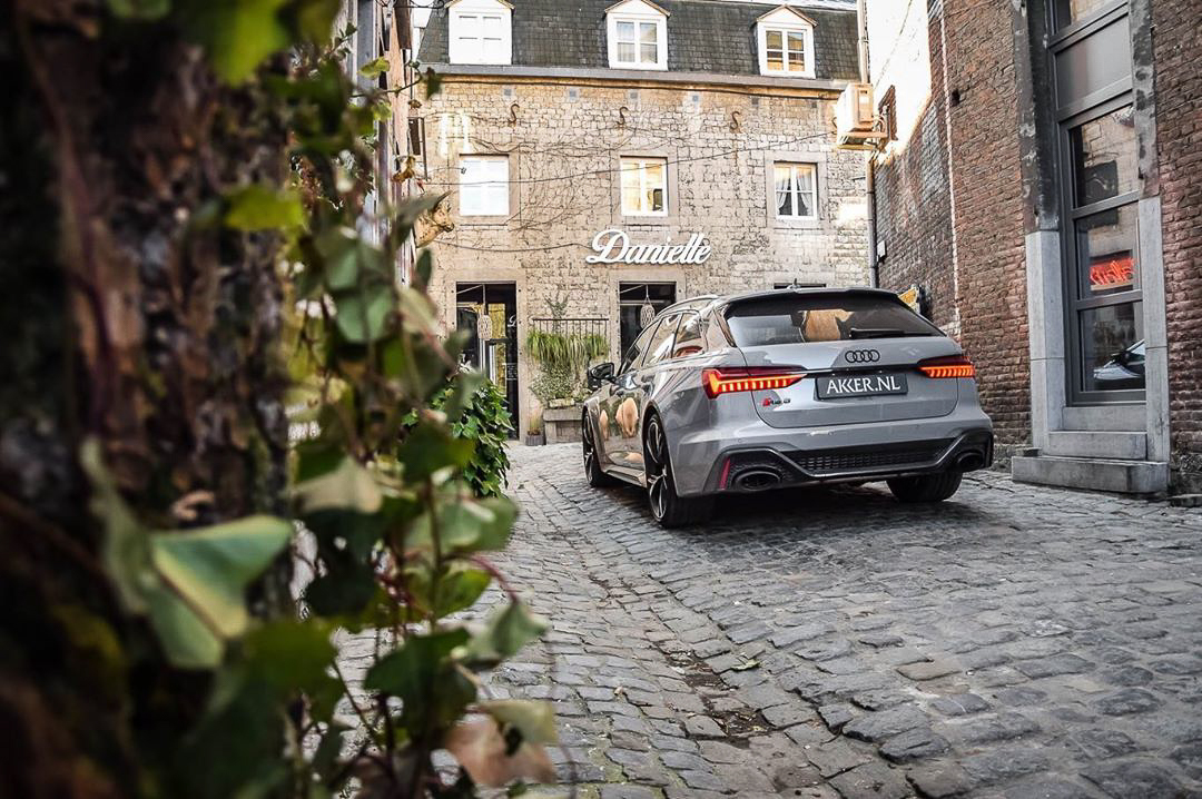 待到阳光满城,想和TA漫步在小径 出镜:奥迪RS6 Avant(C8)