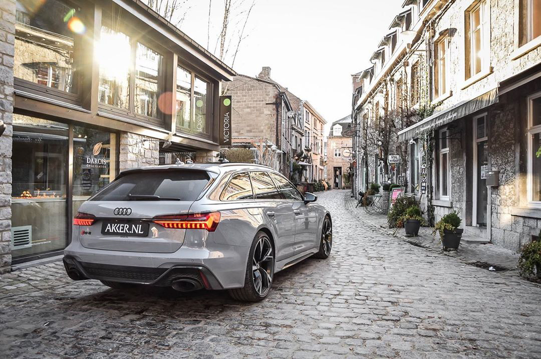 待到阳光满城,想和TA漫步在小径 出镜:奥迪RS6 Avant(C8)