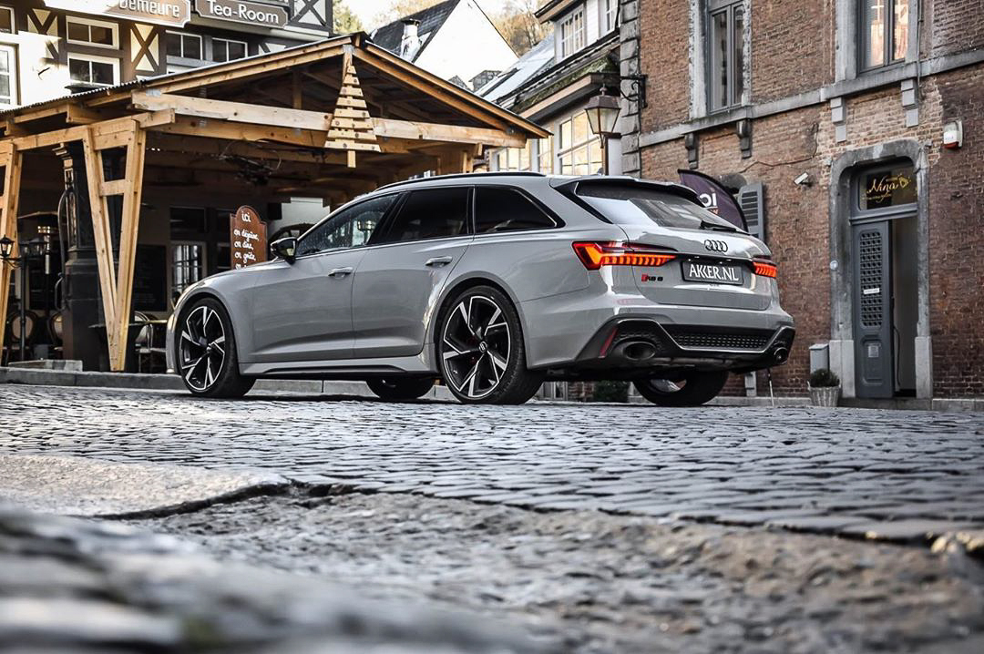 待到阳光满城,想和TA漫步在小径 出镜:奥迪RS6 Avant(C8)