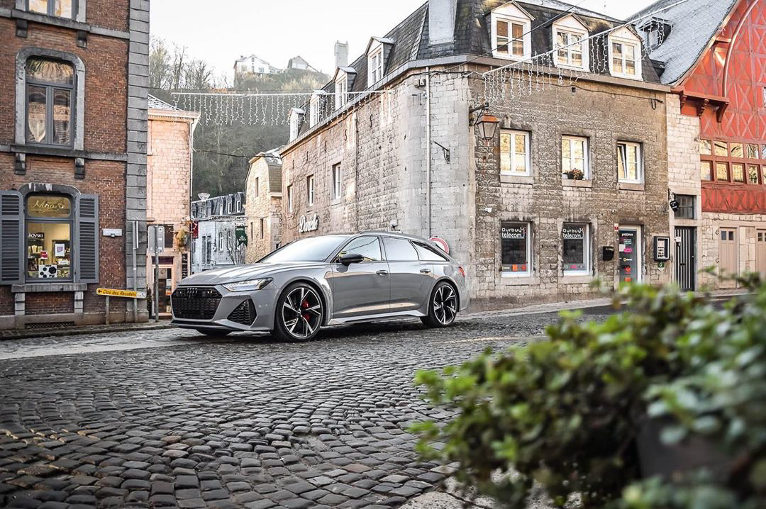 待到阳光满城,想和TA漫步在小径 出镜:奥迪RS6 Avant(C8)