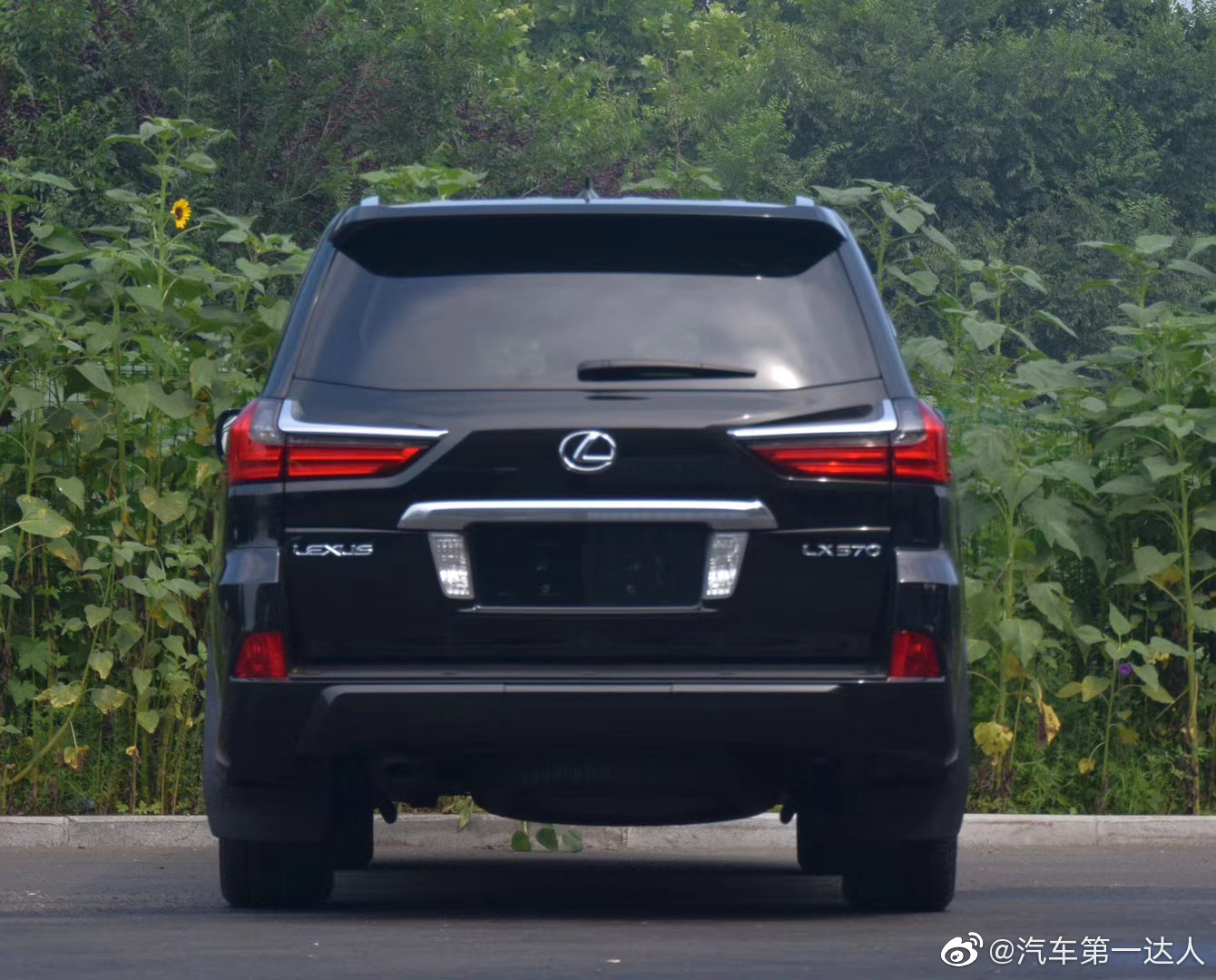 汽车美图大赏：雷克萨斯LX570中规八座