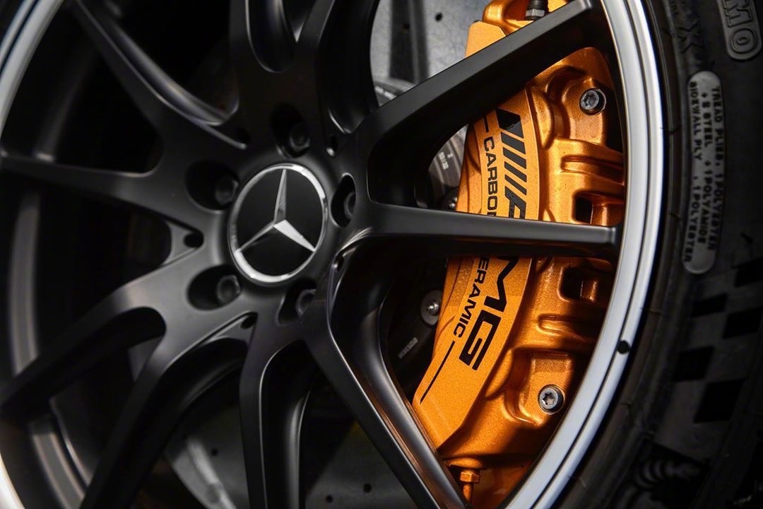 奔驰GT R,感觉整个GT系列根本在街上见不到啊……