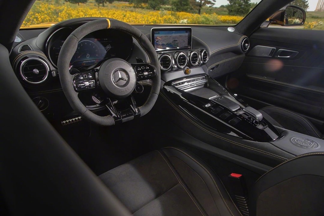 奔驰GT R,感觉整个GT系列根本在街上见不到啊……