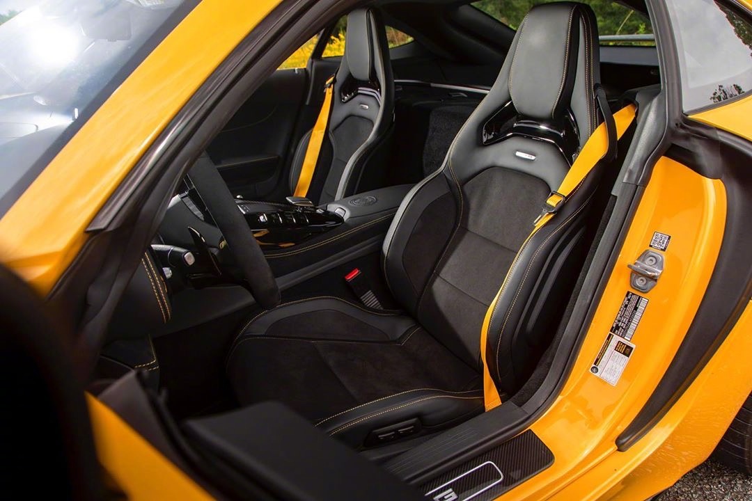 奔驰GT R,感觉整个GT系列根本在街上见不到啊……