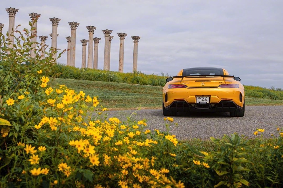 奔驰GT R,感觉整个GT系列根本在街上见不到啊……