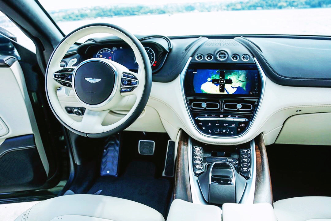 其实挺期待和他来一次“约会” 你呢? Aston Martin DBX