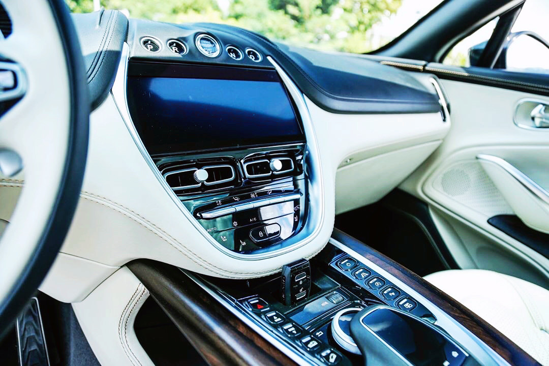 其实挺期待和他来一次“约会” 你呢? Aston Martin DBX