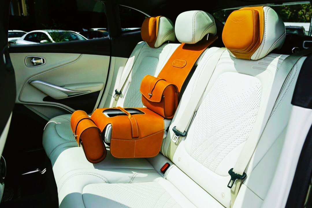 其实挺期待和他来一次“约会” 你呢? Aston Martin DBX