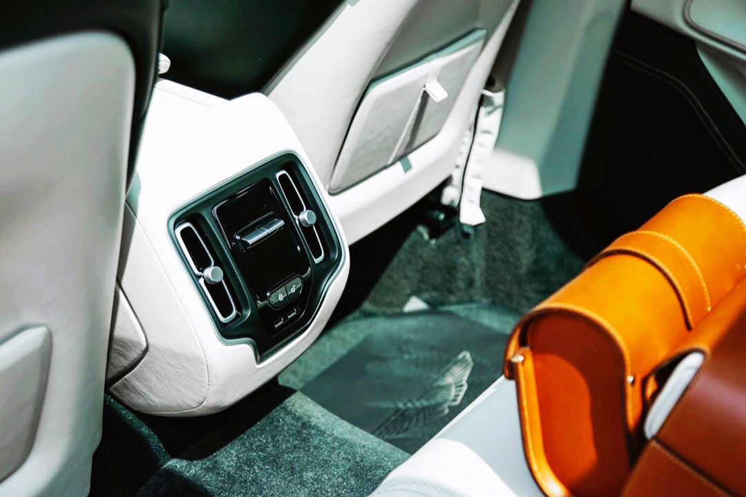 其实挺期待和他来一次“约会” 你呢? Aston Martin DBX