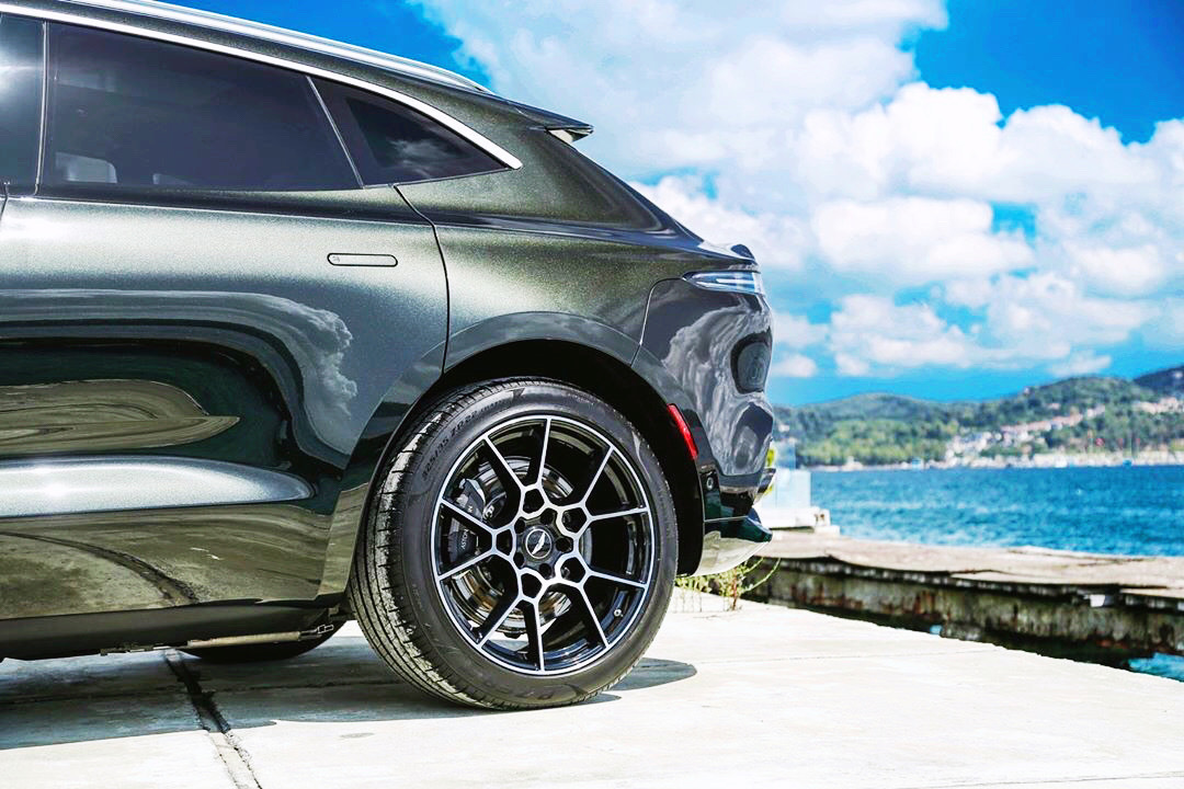 其实挺期待和他来一次“约会” 你呢? Aston Martin DBX