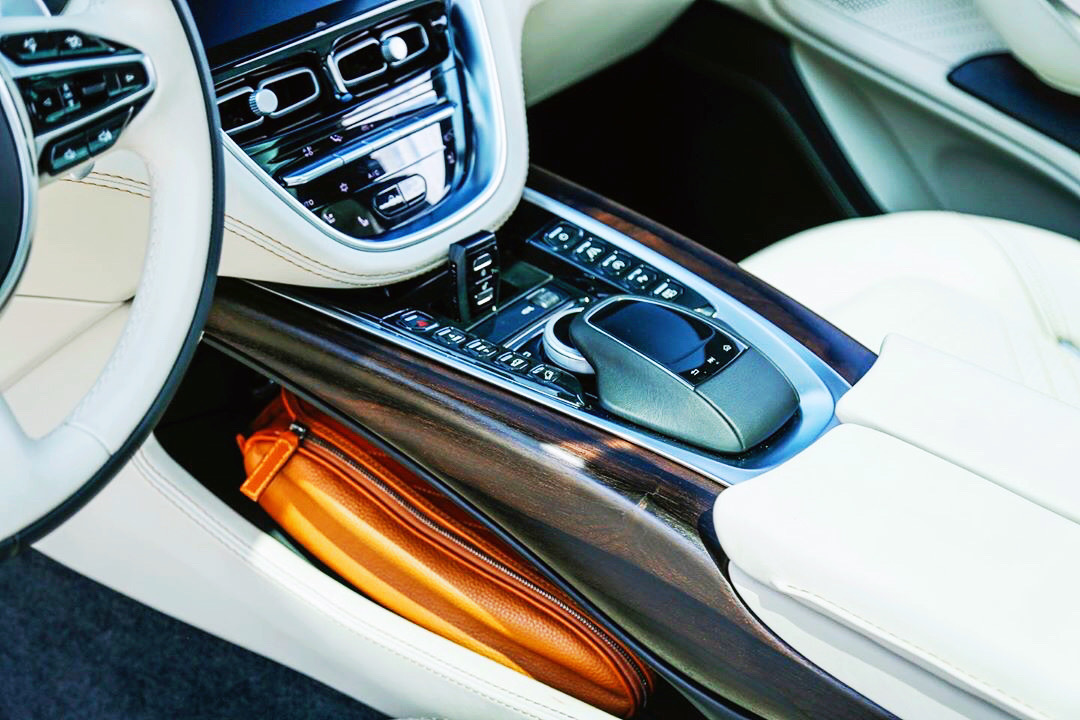 其实挺期待和他来一次“约会” 你呢? Aston Martin DBX