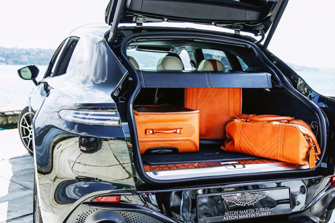 其实挺期待和他来一次“约会” 你呢? Aston Martin DBX