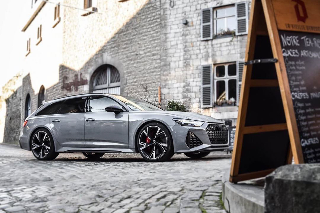 待到阳光满城,想和TA漫步在小径 出镜:奥迪RS6 Avant(C8)