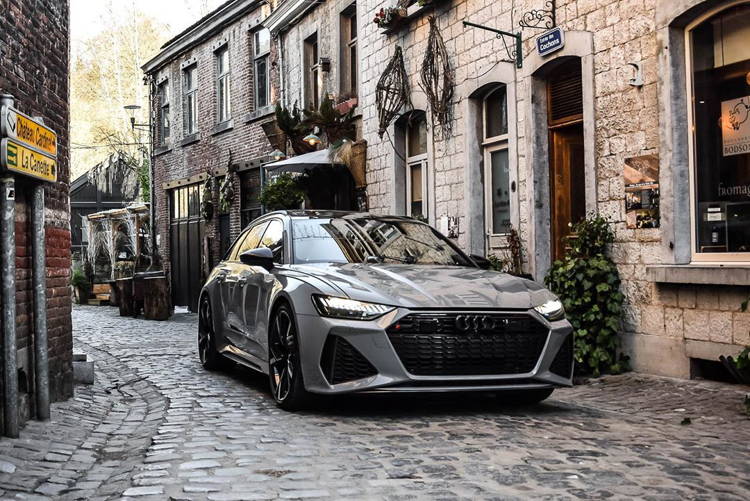 待到阳光满城,想和TA漫步在小径 出镜:奥迪RS6 Avant(C8)