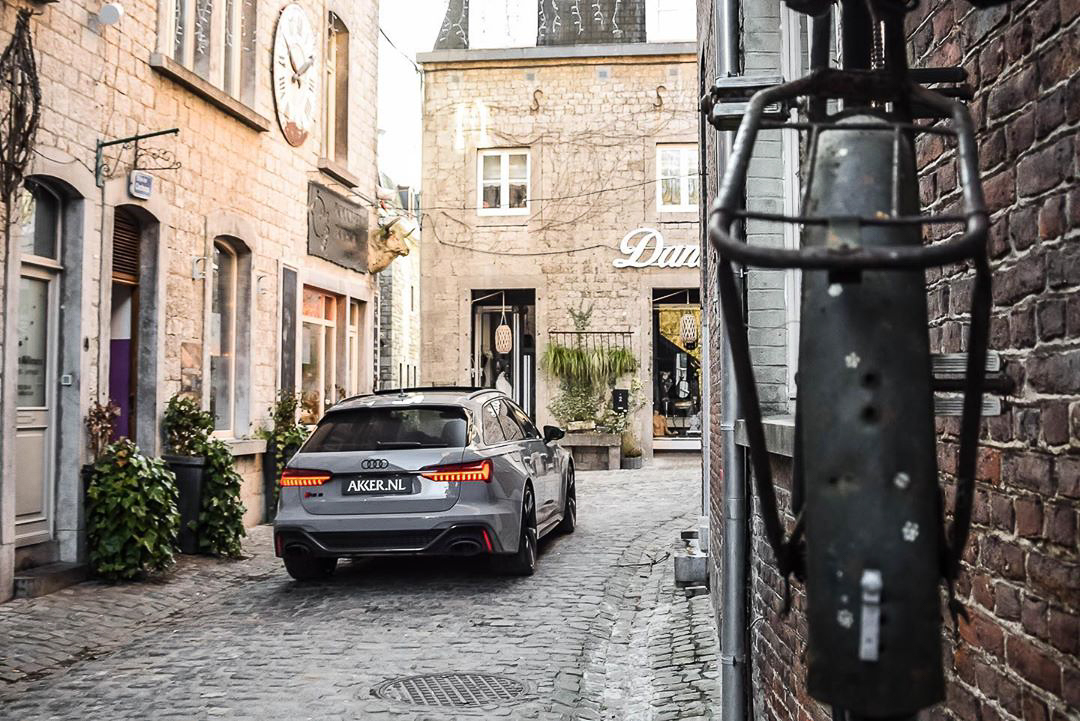 待到阳光满城,想和TA漫步在小径 出镜:奥迪RS6 Avant(C8)