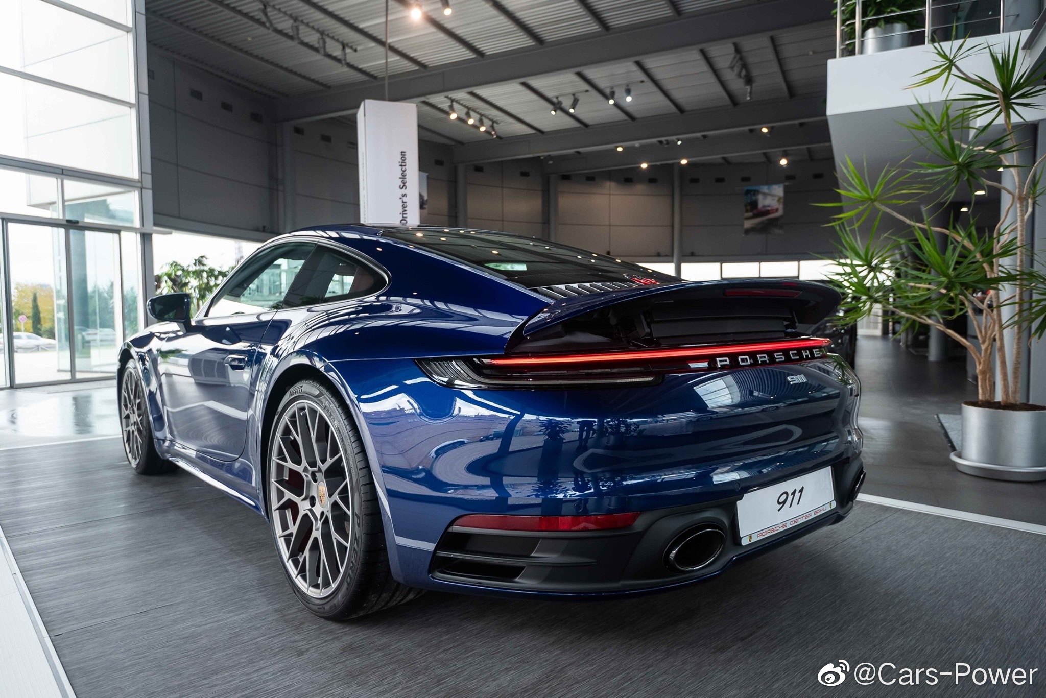 大蓝宝石一枚 保时捷911 Carrera S