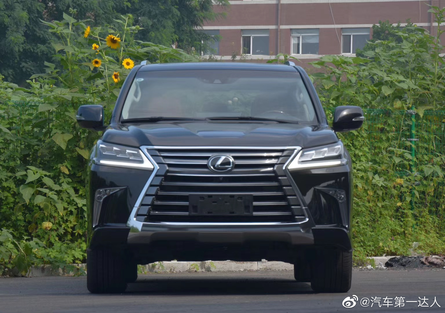 汽车美图大赏：雷克萨斯LX570中规八座