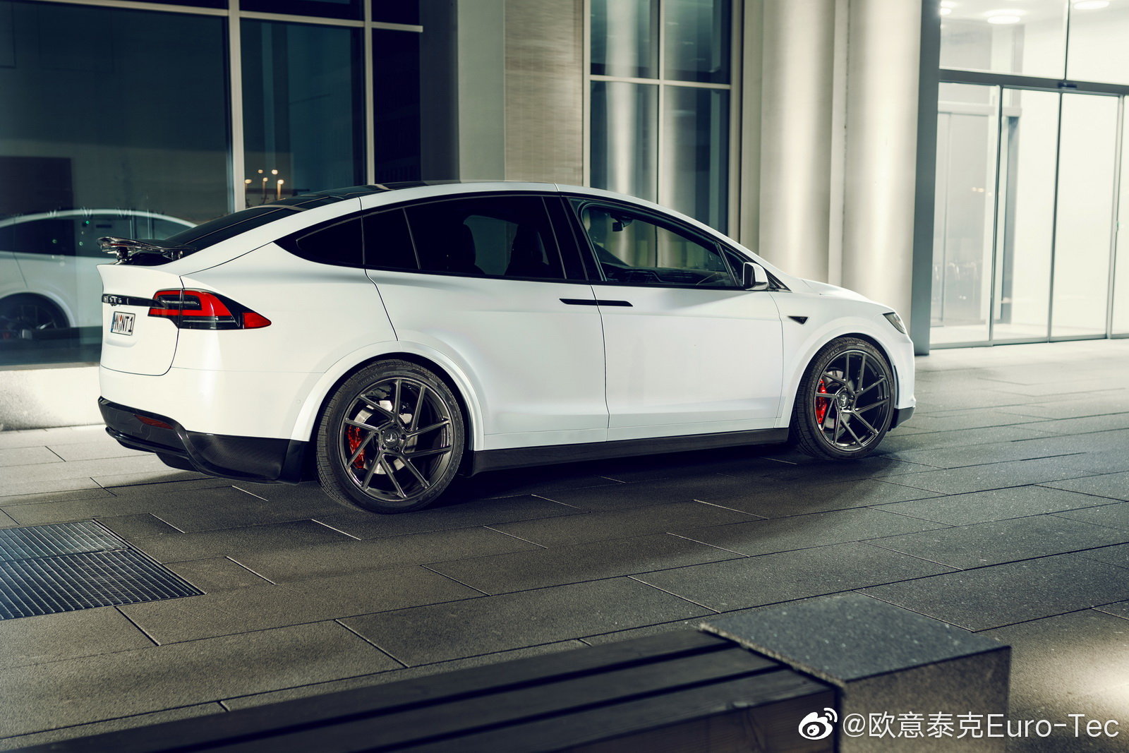 Novitec 升级特斯拉Model X 碳纤维外观套件