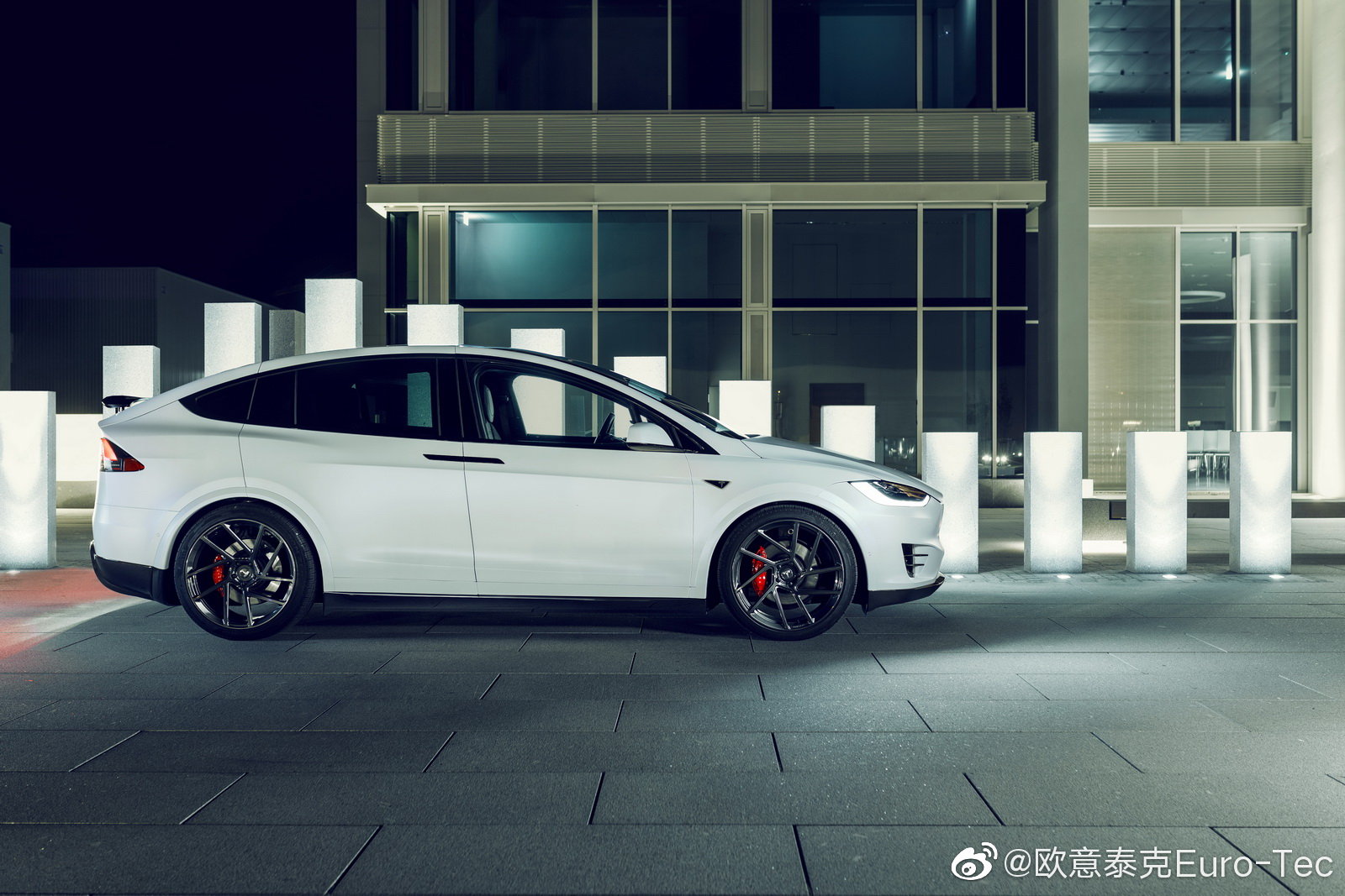 Novitec 升级特斯拉Model X 碳纤维外观套件