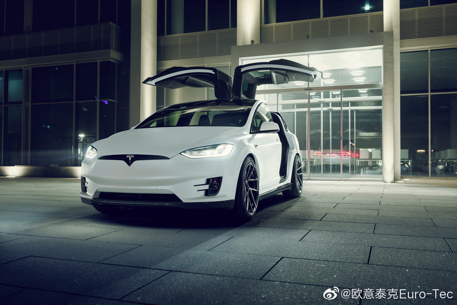 Novitec 升级特斯拉Model X 碳纤维外观套件