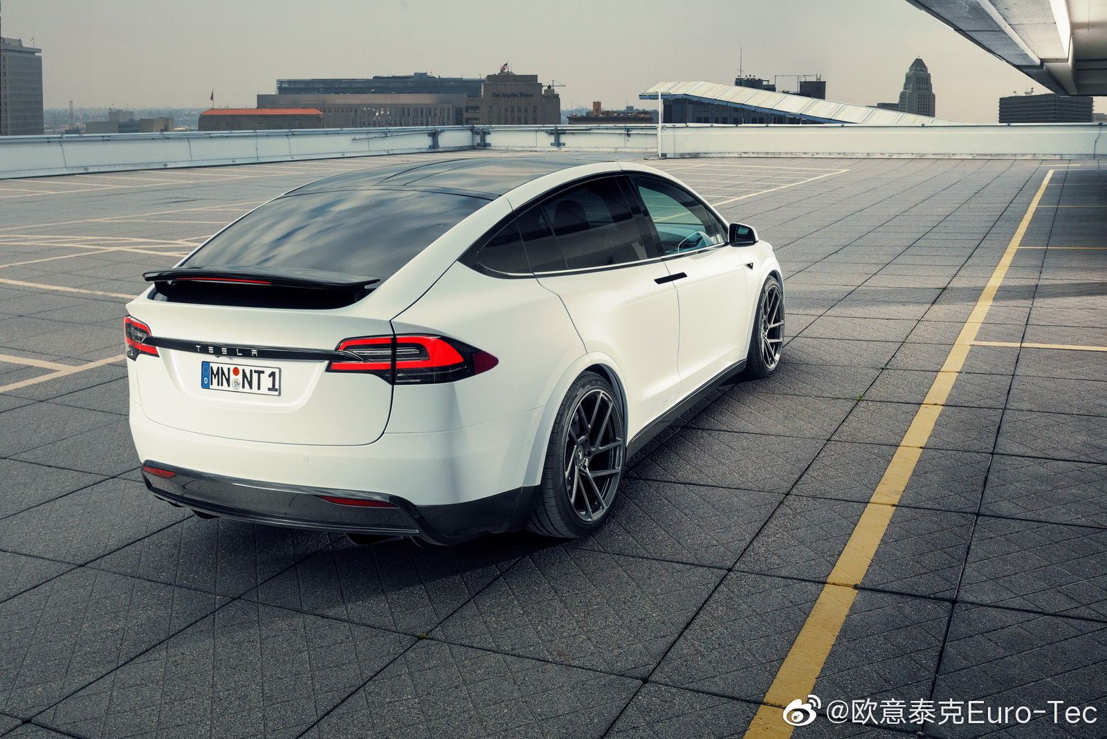 Novitec 升级特斯拉Model X 碳纤维外观套件