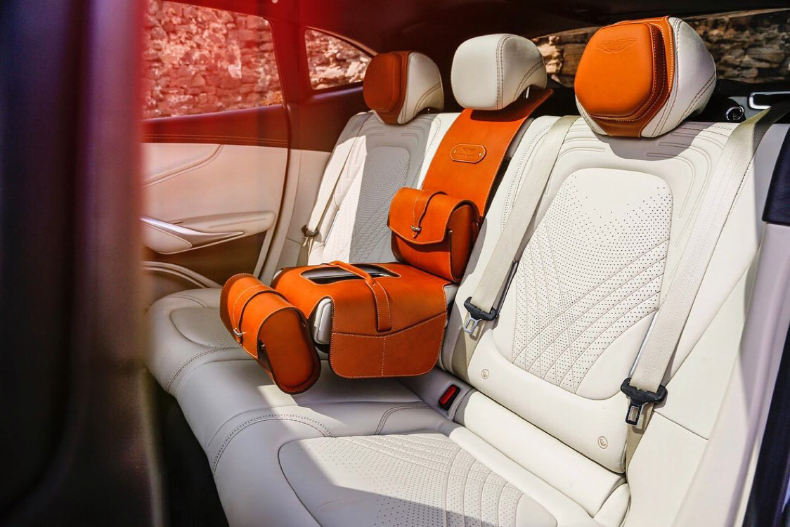 Aston Martin DBX,小翘臀不错哦,期待和他约会么?