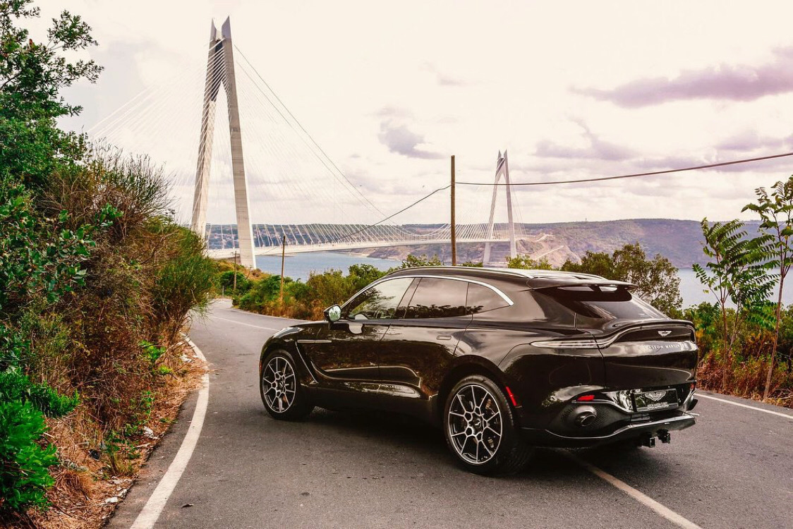 Aston Martin DBX,小翘臀不错哦，期待和他约会么？