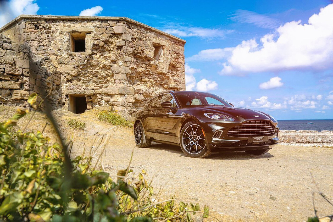 Aston Martin DBX,小翘臀不错哦,期待和他约会么?