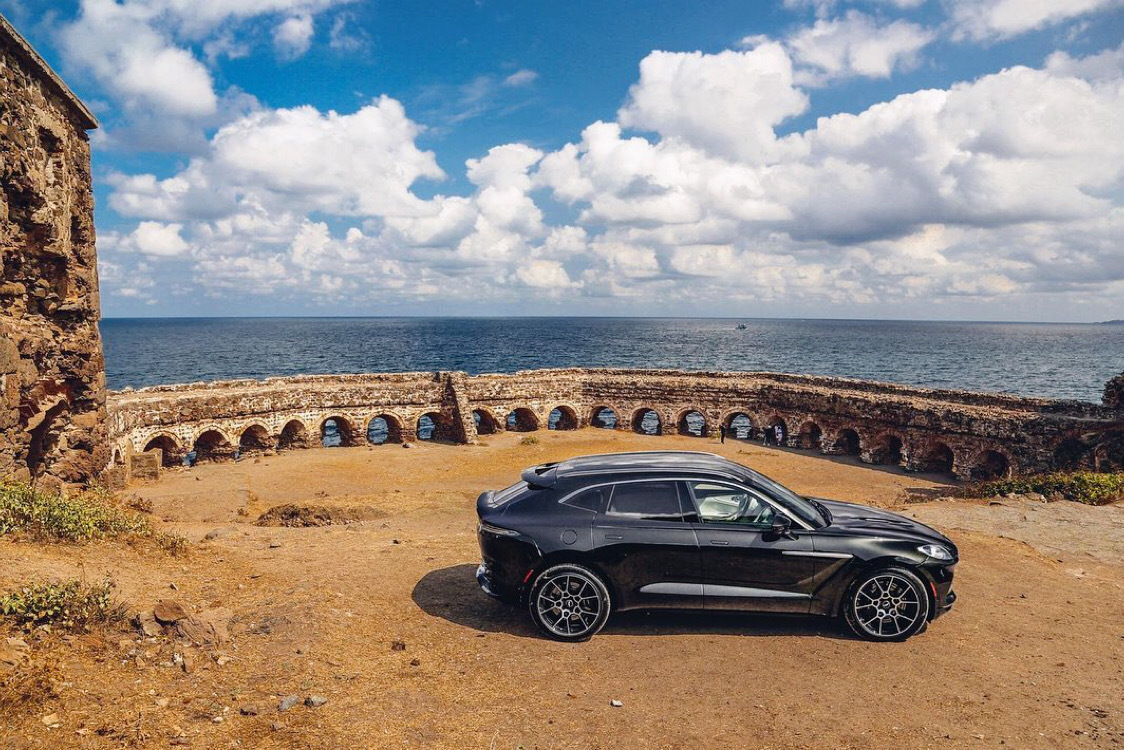 Aston Martin DBX,小翘臀不错哦,期待和他约会么?