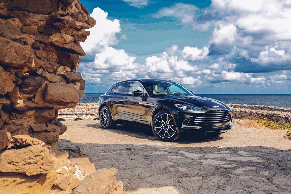 Aston Martin DBX,小翘臀不错哦,期待和他约会么?