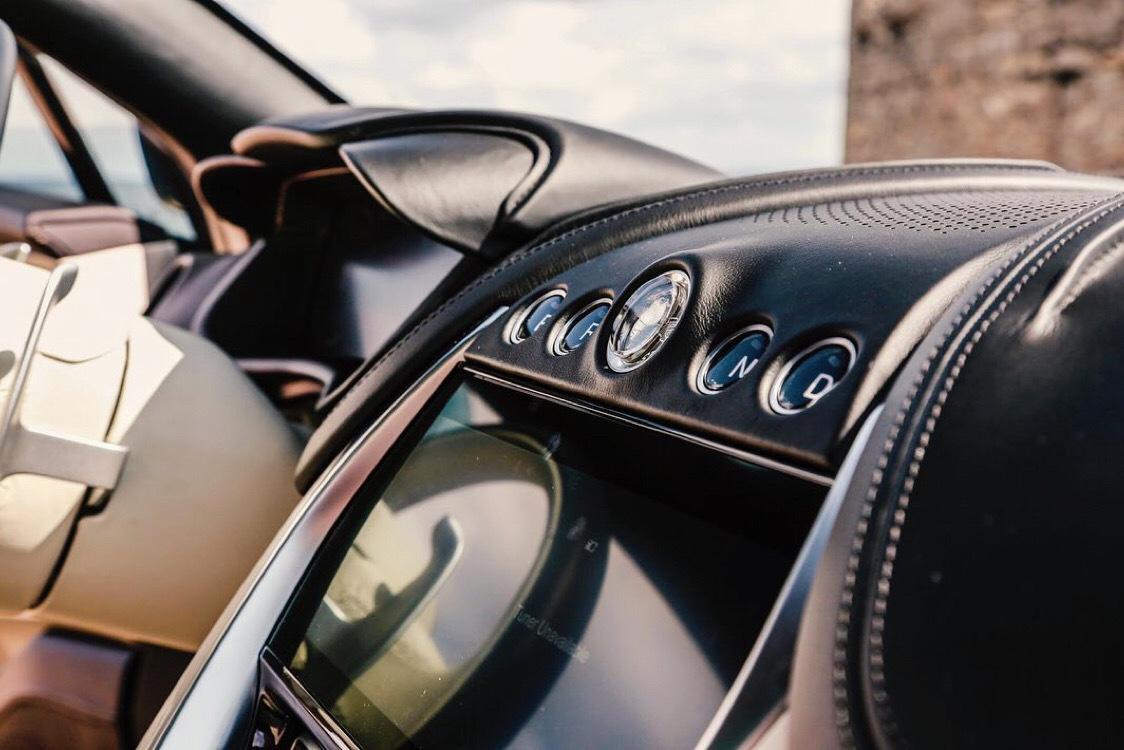 Aston Martin DBX,小翘臀不错哦,期待和他约会么?