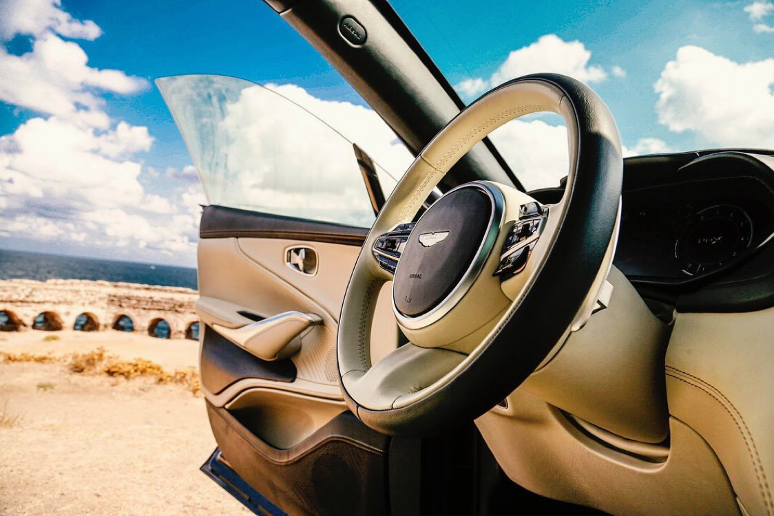 Aston Martin DBX,小翘臀不错哦,期待和他约会么?