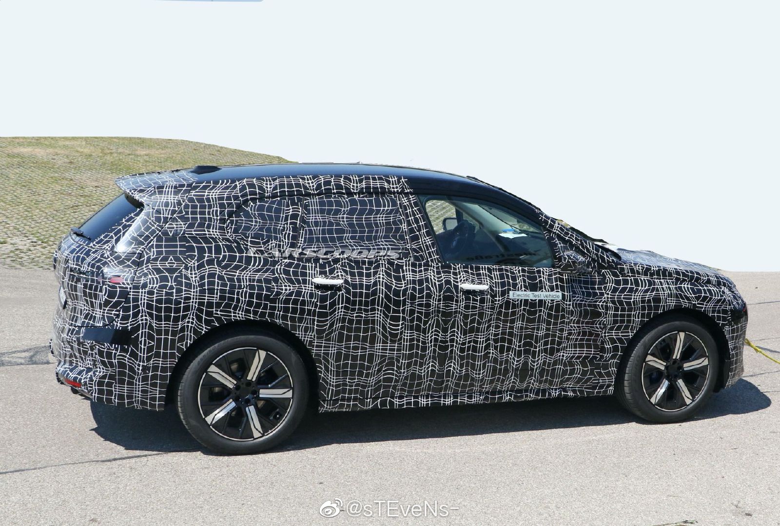 BMW iNEXT原型测试车路试曝光，相比之前车身伪装膜相对减少