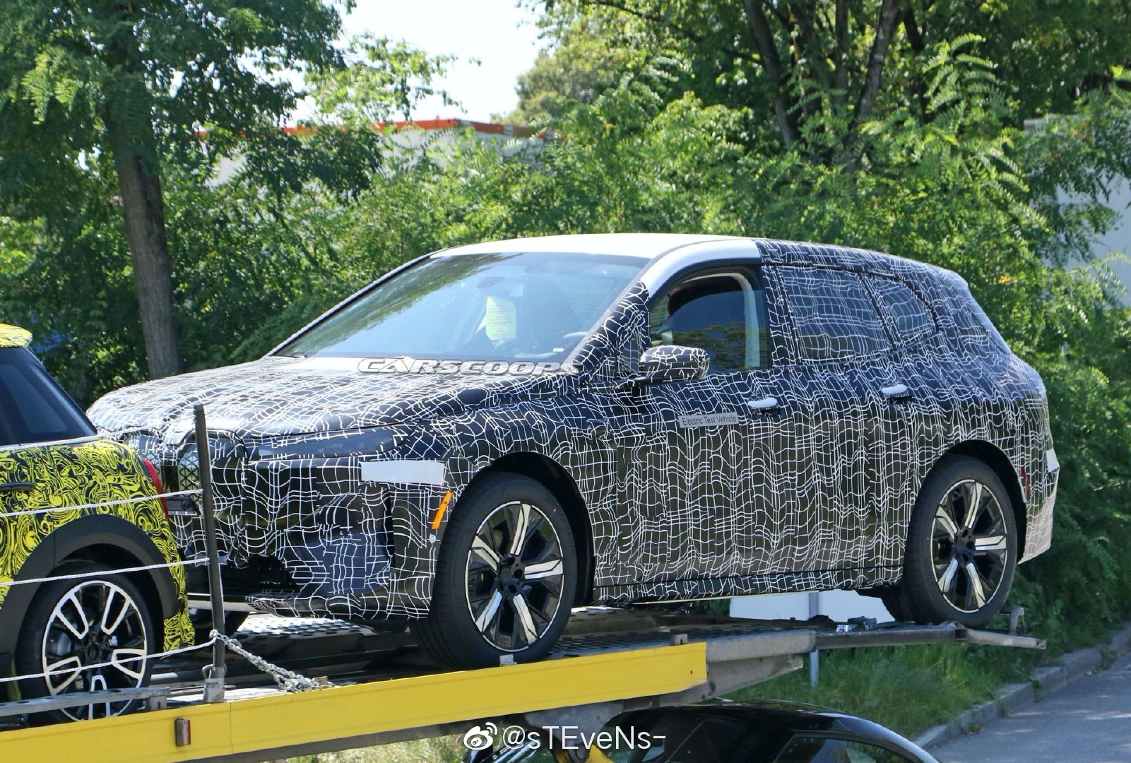 BMW iNEXT原型测试车路试曝光，相比之前车身伪装膜相对减少