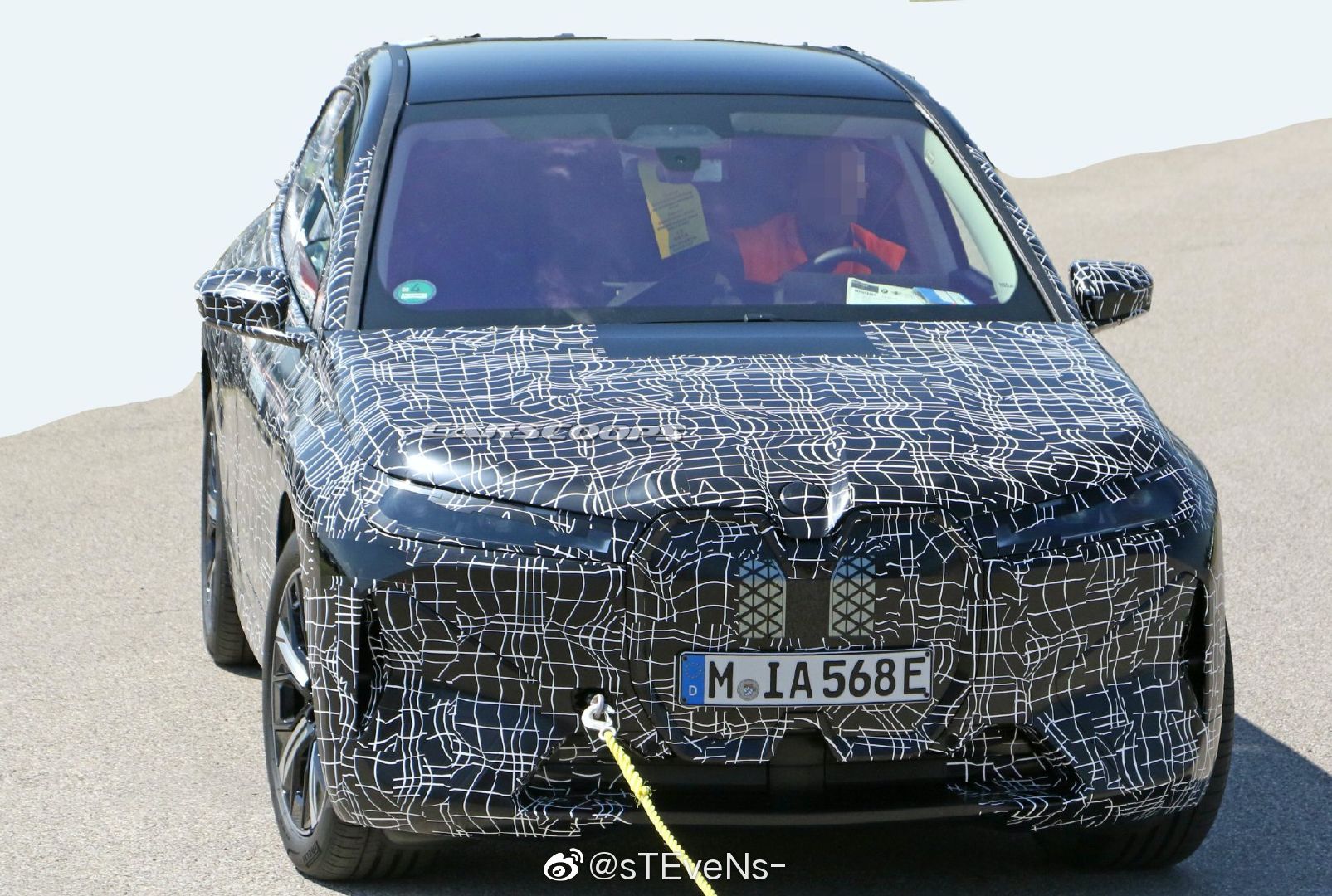 BMW iNEXT原型测试车路试曝光，相比之前车身伪装膜相对减少