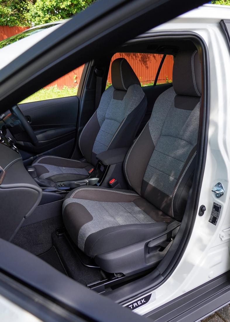 这是一台丰田卡罗拉,我们国内见不到的卡罗拉,卡罗拉旅行版