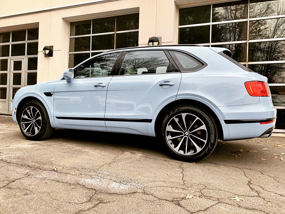 Bentley Bentayga V8,路上跑的也挺多的，喜欢么